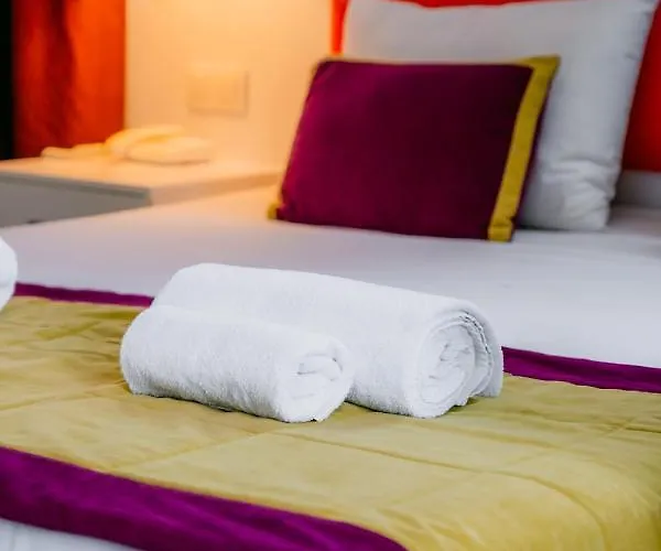 Orange Owl Hotel *
