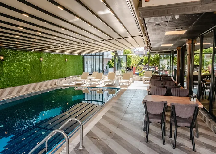 Orange Owl Hotel *