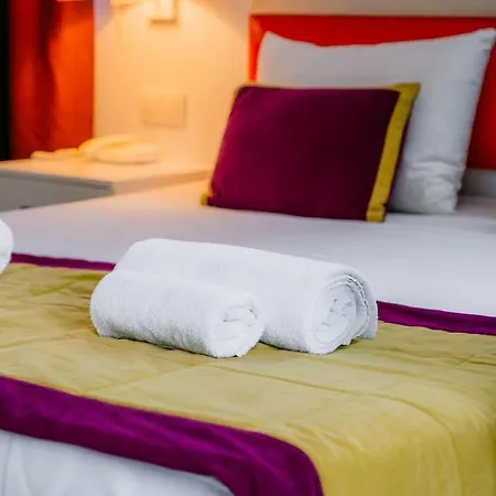 Orange Owl Hotel *